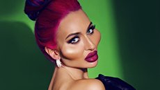 «Vip-косметолог»: скуластая блогерша из Киева показала как делает уколы красоты в общественной уборной