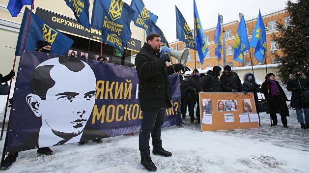 «Бандера — герой для кого-то, и это классно!» Кто помогает власти в Киеве раскалывать Украину