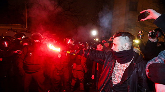 Неонацисты забросали Офис генпрокурора в Киеве петардами и файерами
