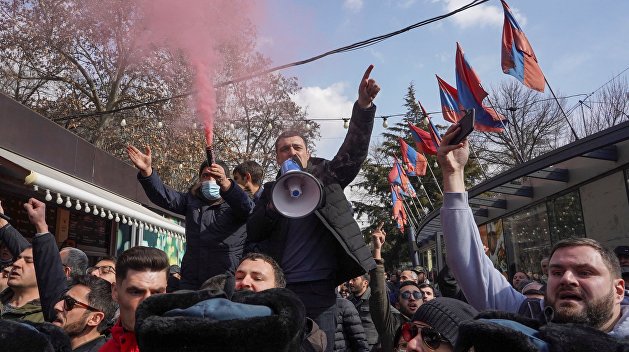 В Ереване оппозиционеры подрались со сторонниками Пашиняна