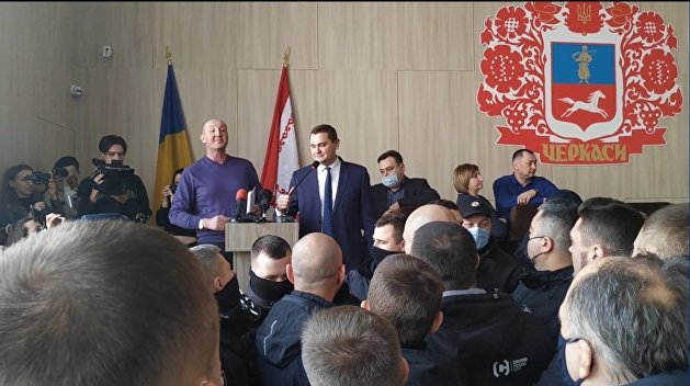 В Черкассах ультраправые не смогли заставить депутата от ОПЗЖ говорить по-украински