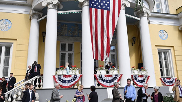 Гвардия Прилепина пришла к послу США в Москве потребовать ответа за высказывания Байдена Гвардия Прилепина пришла к послу США в Москве потребовать ответа за высказывания Байдена