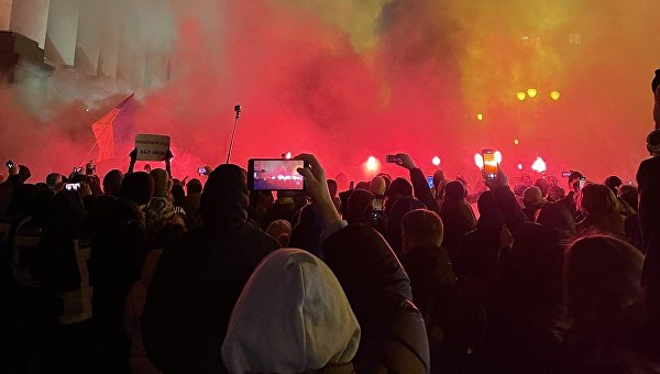 "Зеленский - лох!" Радикалы напали на Офис президента Украины "Зеленский - лох!" Радикалы напали на Офис президента Украины
