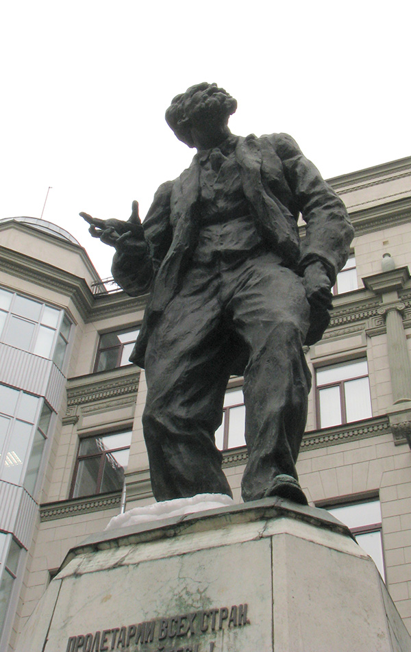 Вацлав Воровский: главная улица Киева и странный памятник в Москве