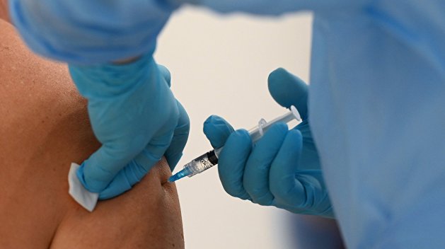 Министр здравоохранения пообещал награду привившимся от коронавируса украинцам