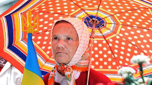 Сотни киевлян пикетируют мэрию Сотни киевлян пикетируют мэрию