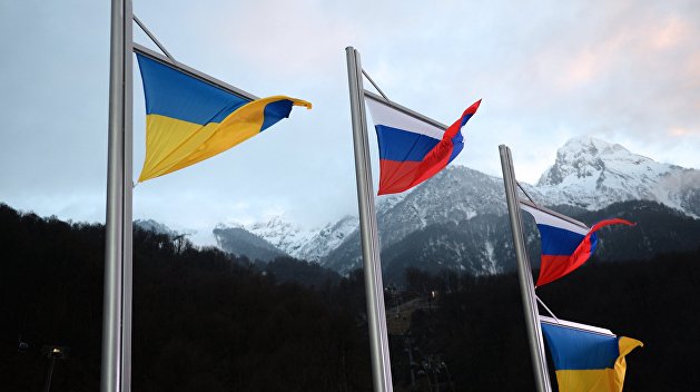 А наш за что? Киев требует расследовать поджог украинского флага в Москве