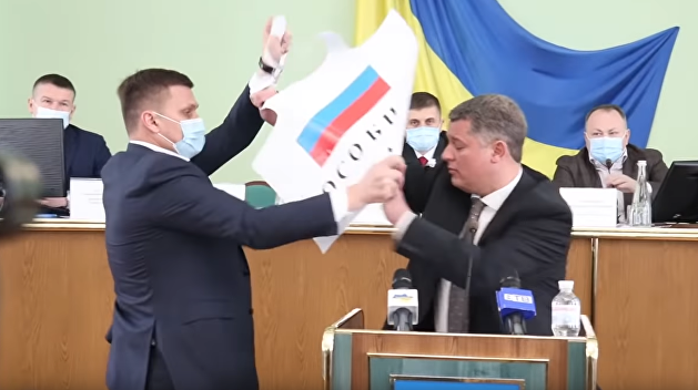 Депутат от партии Порошенко устроил перформанс с флагом РФ Депутат от партии Порошенко устроил перформанс с флагом РФ