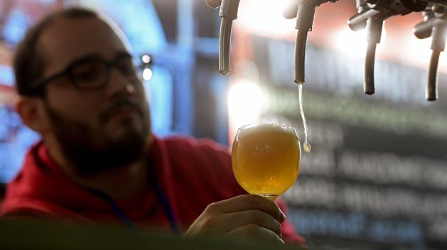 Обошли систему: украинцы скупают пиво на матпомощь Зеленского