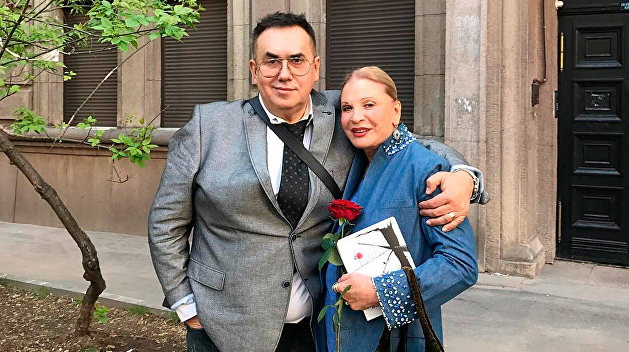 А именинница-то голая: Садальский поставил Максакову в неловкое положение — фото А именинница-то голая: Садальский поставил Максакову в неловкое положение — фото