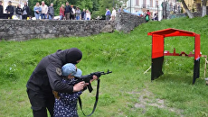 Украинские радикалы в центре Киева учили детей стрелять по Кремлю