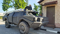 Неонацисты-рейдеры на бронеавтомобиле хотят штурмовать оцепленный полицией рынок под Киевом