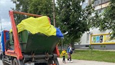 Коммунальщики из Полтавы упаковали мусор в государственный флаг Украины