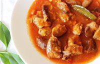 мазурек в украинской кухне. 1031596682. мазурек в украинской кухне фото. мазурек в украинской кухне-1031596682. картинка мазурек в украинской кухне. картинка 1031596682. Мазурики — это небольшие, размером с ладонь, котлетки из индюшиного фарша. Обычно на Украине их подают к праздничному столу или к семейному ужину.