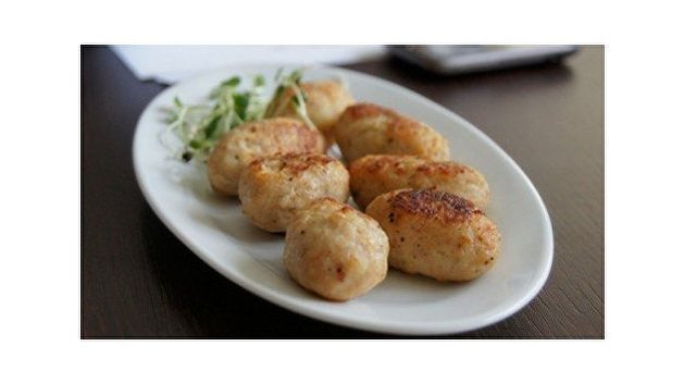 мазурек в украинской кухне. 1031663092. мазурек в украинской кухне фото. мазурек в украинской кухне-1031663092. картинка мазурек в украинской кухне. картинка 1031663092. Мазурики — это небольшие, размером с ладонь, котлетки из индюшиного фарша. Обычно на Украине их подают к праздничному столу или к семейному ужину.