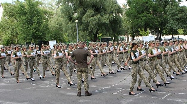 «Да у нас даже белья нет». В Минобороны Украины отреагировали на скандал с девушками на каблуках «Да у нас даже белья нет». В Минобороны Украины отреагировали на скандал с девушками на каблуках