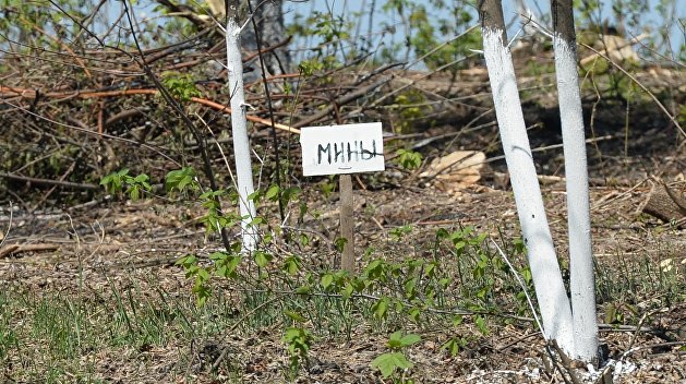 В Станице Луганской взрываются украинские мины В Станице Луганской взрываются украинские мины