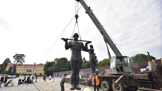 «Это уже к психиатру». Финский эксперт о том, зачем Украина и Прибалтика сносят памятники советским бойцам