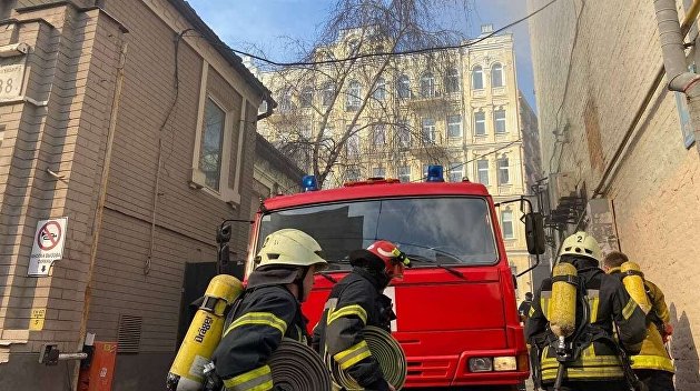 В Киеве подожгли служебный автомобиль посольства Грузии В Киеве подожгли служебный автомобиль посольства Грузии