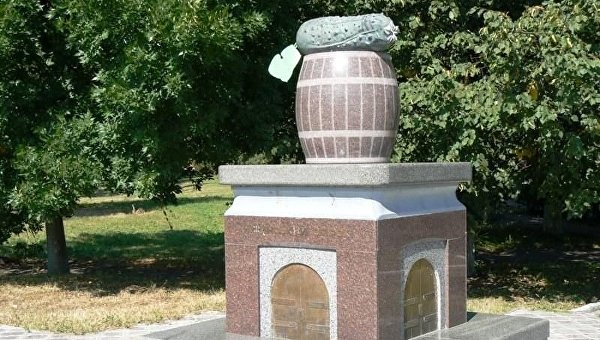 Женское белье, бабушка с семечками, галушки: удивительные памятники Украины Женское белье, бабушка с семечками, галушки: удивительные памятники Украины