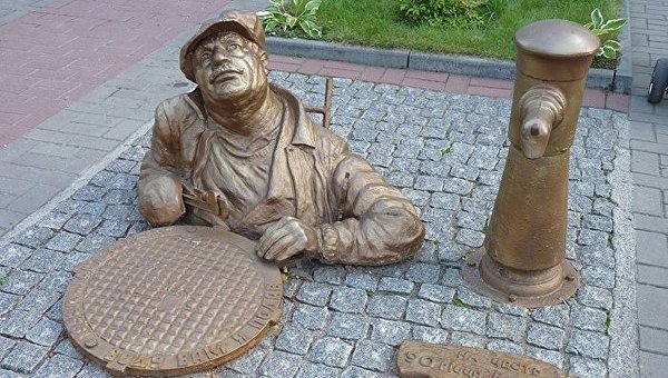 Женское белье, бабушка с семечками, галушки: удивительные памятники Украины Женское белье, бабушка с семечками, галушки: удивительные памятники Украины