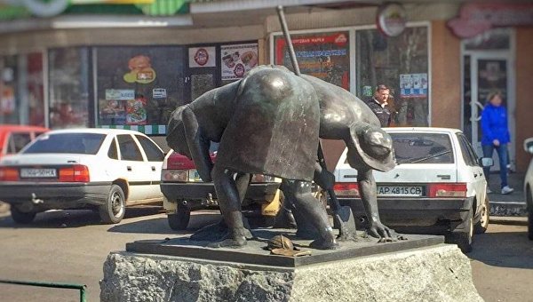 Женское белье, бабушка с семечками, галушки: удивительные памятники Украины Женское белье, бабушка с семечками, галушки: удивительные памятники Украины
