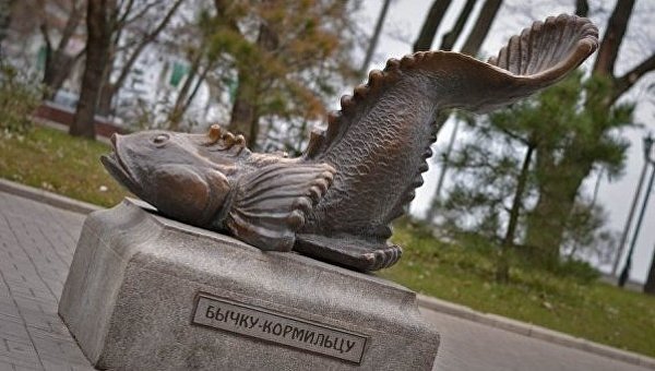 Женское белье, бабушка с семечками, галушки: удивительные памятники Украины Женское белье, бабушка с семечками, галушки: удивительные памятники Украины