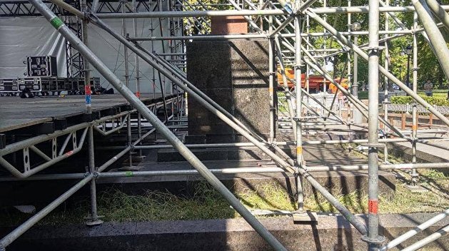 В Киеве осквернили братскую могилу ради празднования Дня независимости В Киеве осквернили братскую могилу ради празднования Дня независимости