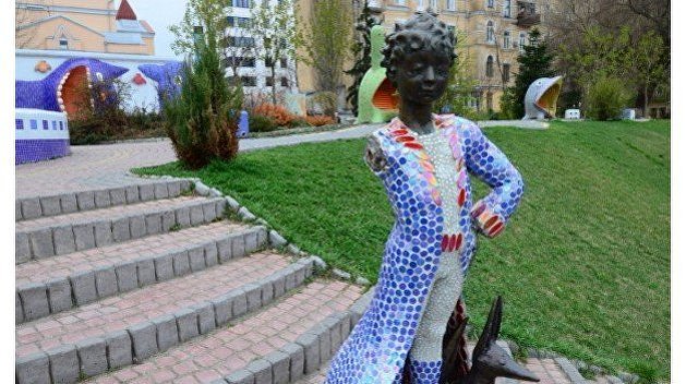 «Оторвали принцу руку»: в Киеве вандалы сломали героя Экзюпери «Оторвали принцу руку»: в Киеве вандалы сломали героя Экзюпери