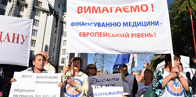 «Спасем медицину». Украинские врачи вышли протестовать в Киеве