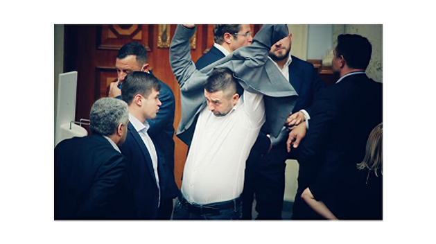 Депутатов Рады срочно эвакуировали из-за угрозы штурма