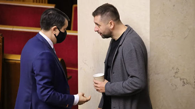 Разумков предложил Арахамии стать в очередь, чтобы попасть в его объединение Разумков предложил Арахамии стать в очередь, чтобы попасть в его объединение