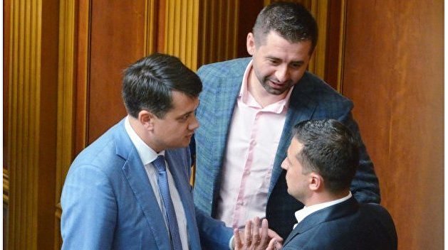 В окружении подружек: Разумков рассказал о знакомстве с женой В окружении подружек: Разумков рассказал о знакомстве с женой