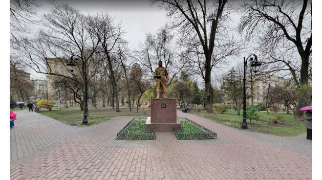 Поменяли летчика на артиста: в Киеве переименовали сквер имени Чкалова Поменяли летчика на артиста: в Киеве переименовали сквер имени Чкалова