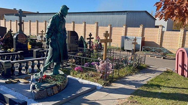 В Москве открыт памятник Эдуарду Лимонову В Москве открыт памятник Эдуарду Лимонову