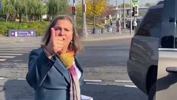 Нуланд показала палец российским журналистам - фото Нуланд показала палец российским журналистам - фото
