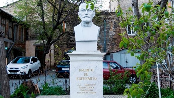 Тетя Соня, гигантский огурец и кот-воришка: необычные скульптуры Одессы Тетя Соня, гигантский огурец и кот-воришка: необычные скульптуры Одессы