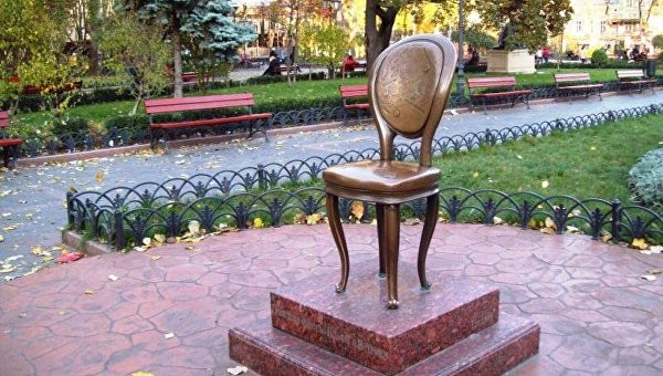 Тетя Соня, гигантский огурец и кот-воришка: необычные скульптуры Одессы Тетя Соня, гигантский огурец и кот-воришка: необычные скульптуры Одессы