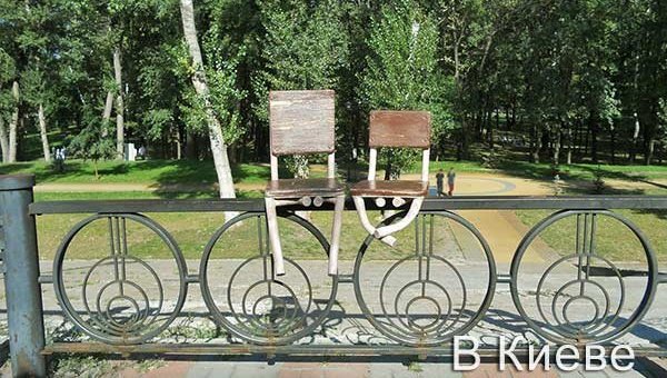 Истоптанные башмаки, бабушка—«покровительница студентов» и летающая корова: как выглядят забавные скульптуры Киева Истоптанные башмаки, бабушка—«покровительница студентов» и летающая корова: как выглядят забавные скульптуры Киева