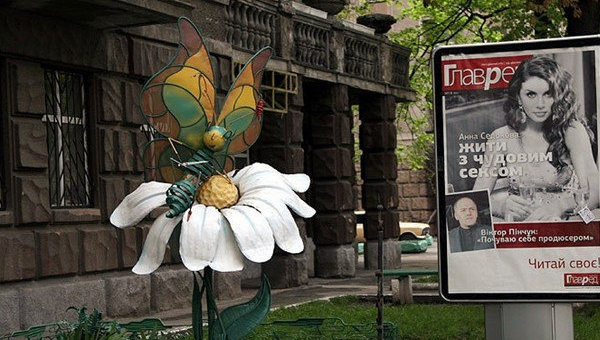 Истоптанные башмаки, бабушка—«покровительница студентов» и летающая корова: как выглядят забавные скульптуры Киева Истоптанные башмаки, бабушка—«покровительница студентов» и летающая корова: как выглядят забавные скульптуры Киева