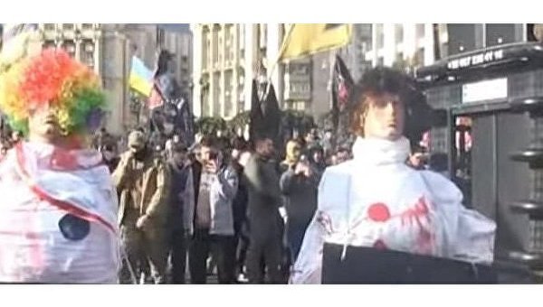«Нацкорпус» сжег чучела на Крещатике - фото «Нацкорпус» сжег чучела на Крещатике - фото