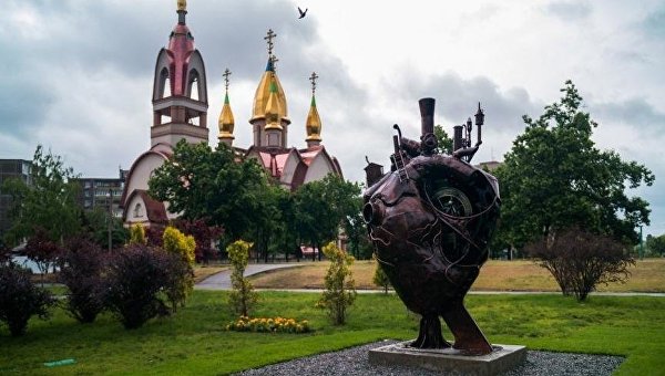 «Герои» Иловайского котла, кенгуру и колобки: необычные скульптуры Днепра «Герои» Иловайского котла, кенгуру и колобки: необычные скульптуры Днепра