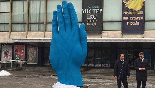 «Герои» Иловайского котла, кенгуру и колобки: необычные скульптуры Днепра «Герои» Иловайского котла, кенгуру и колобки: необычные скульптуры Днепра