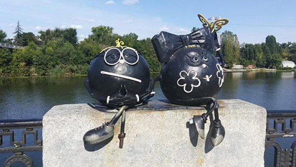 «Герои» Иловайского котла, кенгуру и колобки: необычные скульптуры Днепра «Герои» Иловайского котла, кенгуру и колобки: необычные скульптуры Днепра