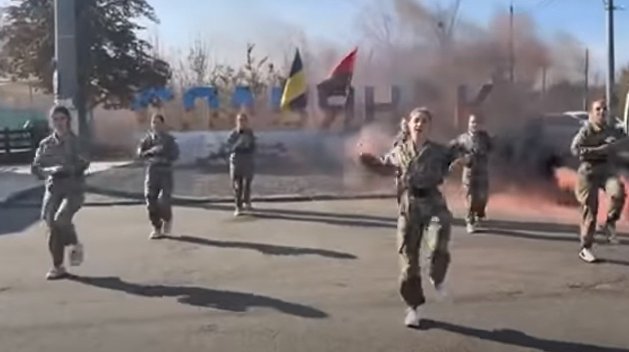 Странный флешмоб юных неонацисток в Славянске попал на видео Странный флешмоб юных неонацисток в Славянске попал на видео