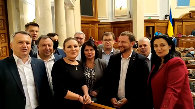 «Не только школьники»: депутаты спели песню про Бандеру в зале Верховной Рады - видео «Не только школьники»: депутаты спели песню про Бандеру в зале Верховной Рады - видео