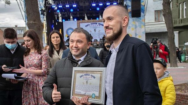 Консул Казахстана преподнес Харькову символический подарок Консул Казахстана преподнес Харькову символический подарок