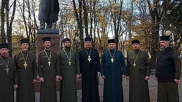 Львовские священники, студенты и певцы поддержали флешмоб с песней о Бандере Львовские священники, студенты и певцы поддержали флешмоб с песней о Бандере