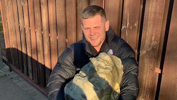 На Украине снесли памятники Ленину. Теперь взялись за другого «героя» На Украине снесли памятники Ленину. Теперь взялись за другого «героя»