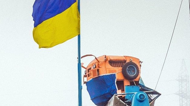 Под Одессой робот-гигант учит людей бороться с коронавирусом Под Одессой робот-гигант учит людей бороться с коронавирусом